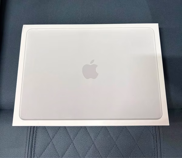NUEVA MacBook NEO SSD 512 Gb y TOUCH ID. NUEVA Y SELLADA 1 Año De Garantía Color Plata