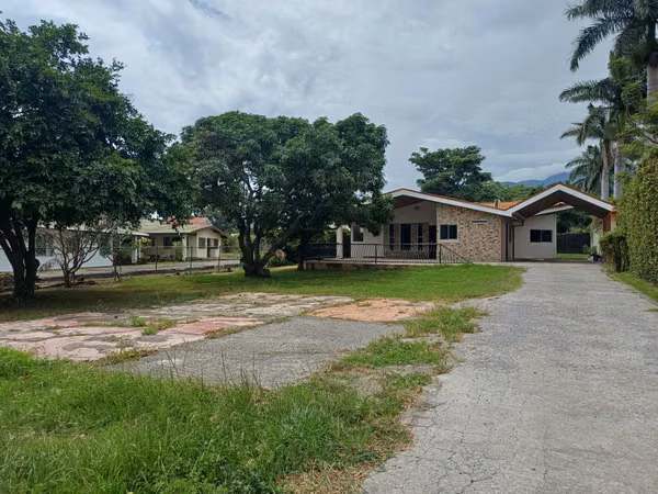 SE VENDE AMPLIA Y HERMOSA CASA