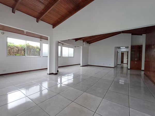 SE VENDE AMPLIA Y HERMOSA CASA