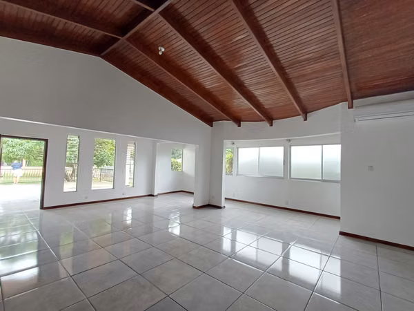 SE VENDE AMPLIA Y HERMOSA CASA