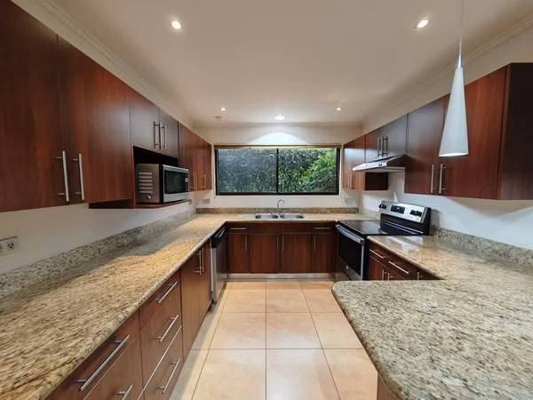 Casa en alquiler en condominio de Santa Ana