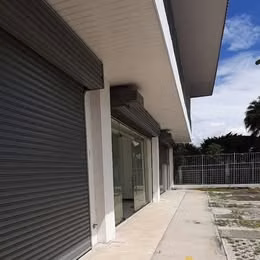 SE ALQUILA LOCAL COMERCIAL EN SAN RAFAEL DE ESCAZÚ. $2.100 + iva.  * 110 m2 + 3 parqueos *