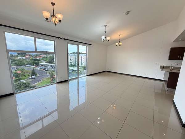 Apartamento Amplio con Balcón, Parqueo y Amenidades|Torres de Granadilla