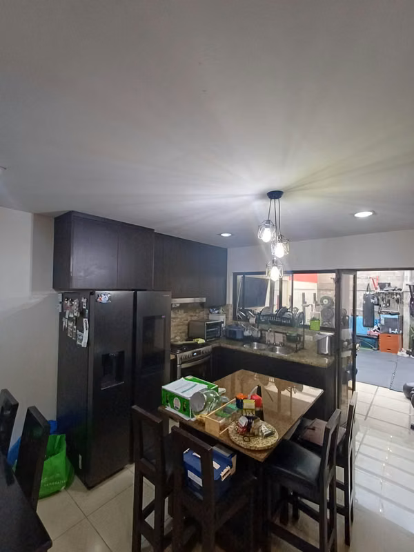 SE VENDE AMPLIA &amp; MODERNA CASA