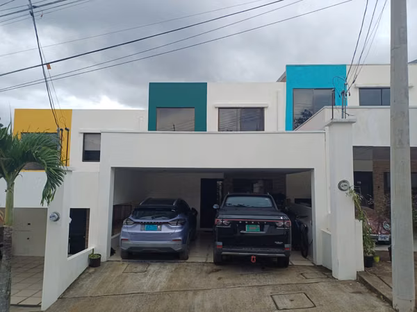 SE VENDE AMPLIA & MODERNA CASA