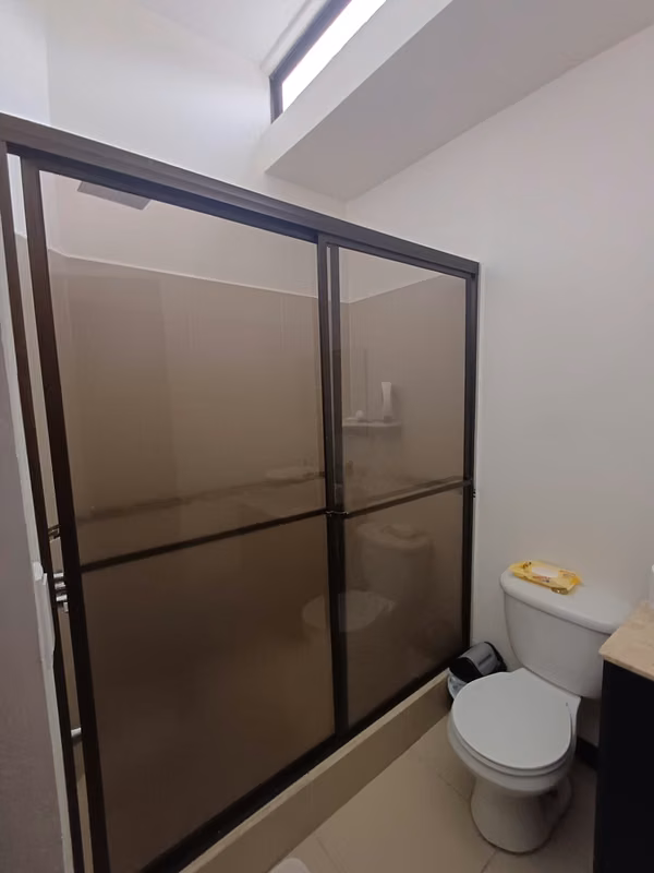 SE VENDE AMPLIA &amp; MODERNA CASA