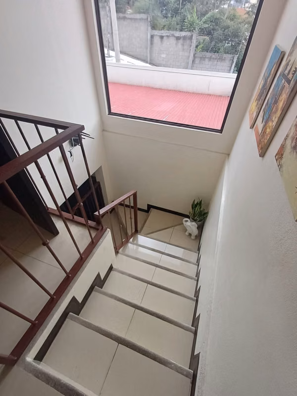 SE VENDE AMPLIA &amp; MODERNA CASA