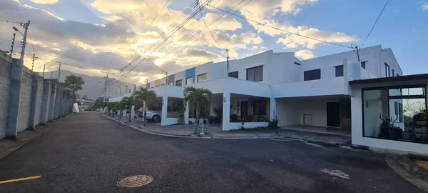 SE VENDE AMPLIA &amp; MODERNA CASA