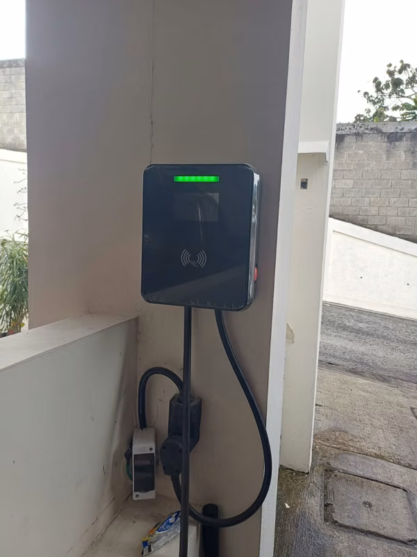 SE VENDE AMPLIA &amp; MODERNA CASA