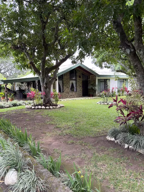 Terreno de 3.528 m² con uso mixto en Piedades de Santa Ana