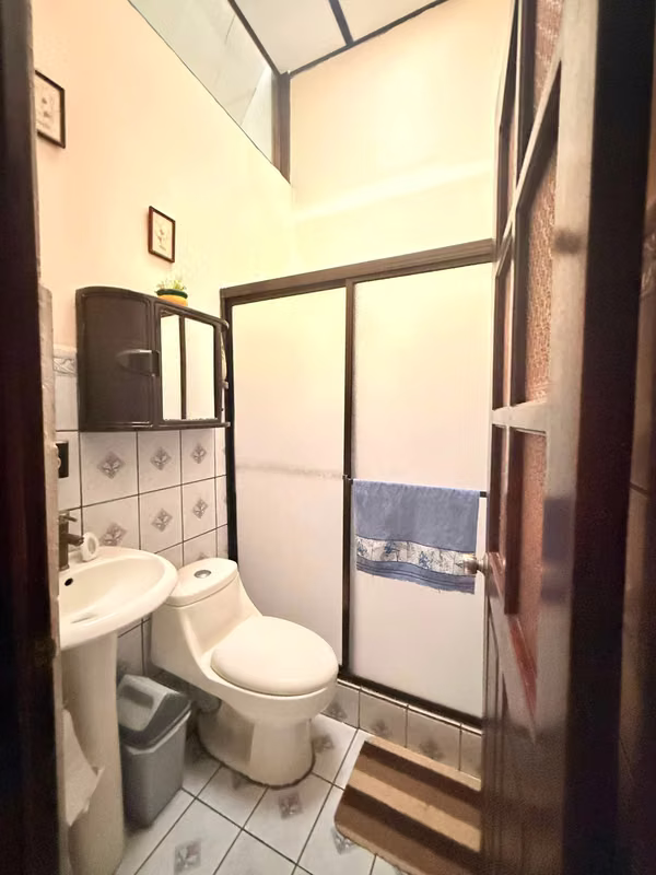 Casa en Venta en San Francisco de Heredia | 3 Habitaciones, Sala de TV y Cocina con Granito