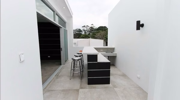 TREJOS-ESCAZU! MODERNA CASA DE 3 NIVELES/4HAB/3.5 BAÑOS Y LINEA BLANCA