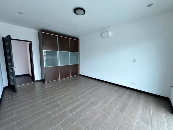 TREJOS-ESCAZU! MODERNA CASA DE 3 NIVELES/4HAB/3.5 BAÑOS Y LINEA BLANCA