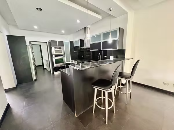 TREJOS-ESCAZU! MODERNA CASA DE 3 NIVELES/4HAB/3.5 BAÑOS Y LINEA BLANCA
