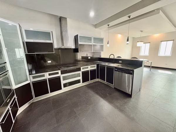TREJOS-ESCAZU! MODERNA CASA DE 3 NIVELES/4HAB/3.5 BAÑOS Y LINEA BLANCA