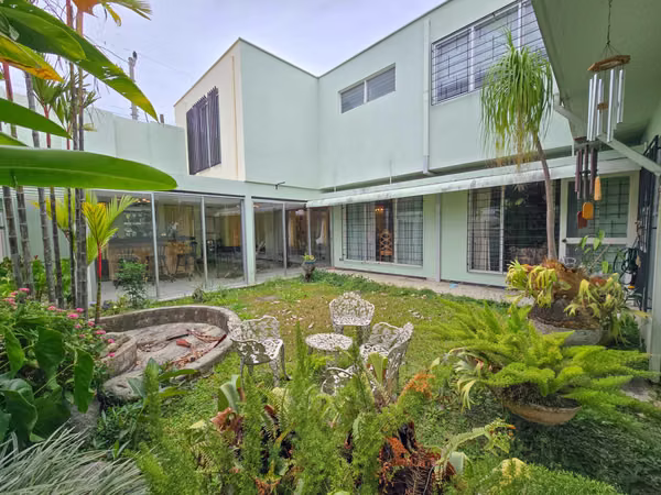 Corner Home in Rohrmoser Nunciatura – Ideal for Renovation or Apartment Development