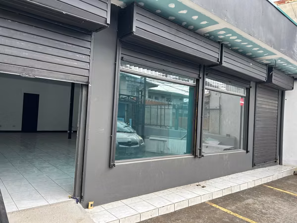 GUADALUPE LOCAL COMERCIAL CON PARQUEO