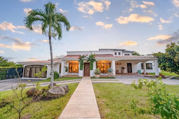 Casa en Venta en Hacienda Los Reyes, La Guácima, Alajuela