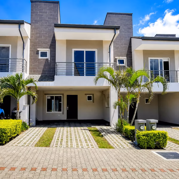 ALQUILER DE CASA EN CONDOMINIO RÍO PALMA, GUACHIPELÍN DE ESCAZÚ*