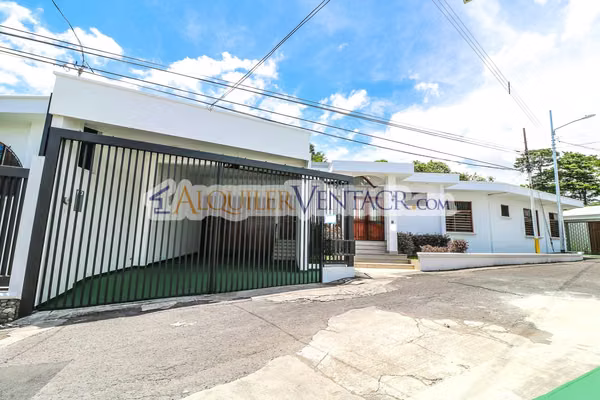 CASA DE UN NIVEL DE 317 M2 EN RESIDENCIAL EN SAN RAFAEL DE ESCAZU