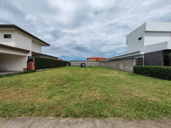 Se vende hermoso lote en Santo Domingo de Heredia. Residencial Exclusivo.
