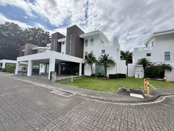 VENTA Casa con Piscina Privada en Santa Ana Centro (MJ)