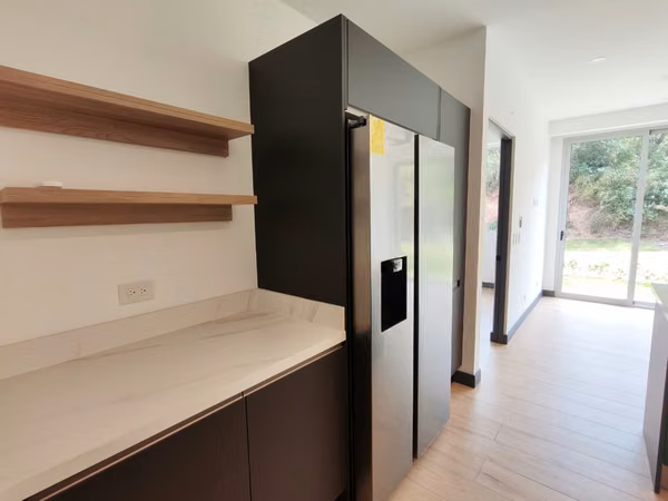 Se alquila apartamento de 1 habitación en Rio Oro de Santa Ana.
