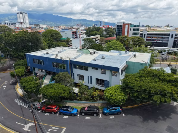 3-story building for sale in Goicoechea.