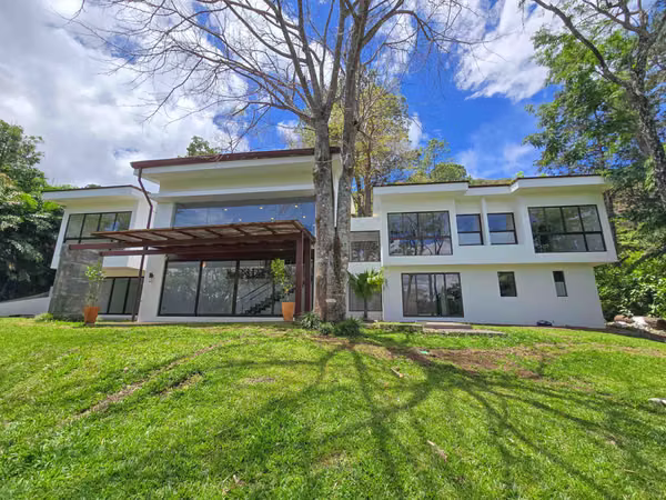 Lujosa Casa Contemporánea en Residencial Montaña del Sol / Santa Ana / 420 m² / Lote 1.577 m²