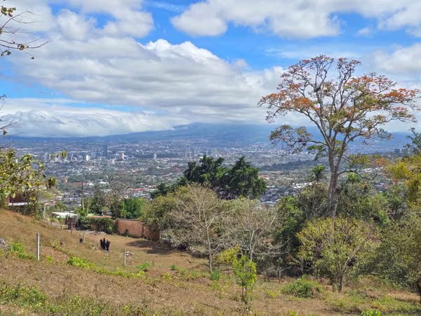 LOT OF 1.521 M2 WITH PANORAMIC VIEWS IN SAN ANTONIO OF ESCAZU (CARRIZAL)
