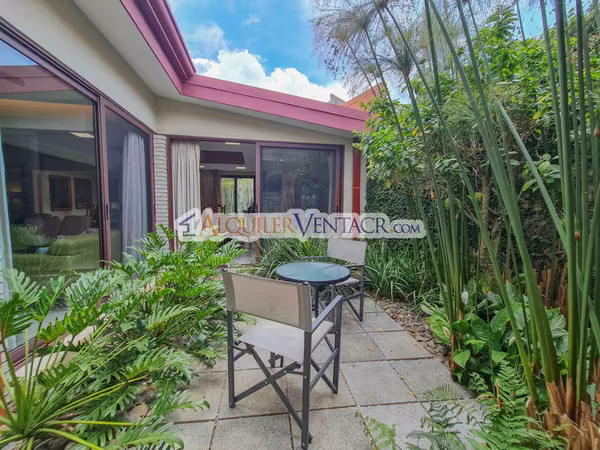 CASA DE UN NIVEL CON USO DE SUELO MIXTO EN SAN RAFAEL ESCAZU / SOBRE CALLE PRINCIPAL