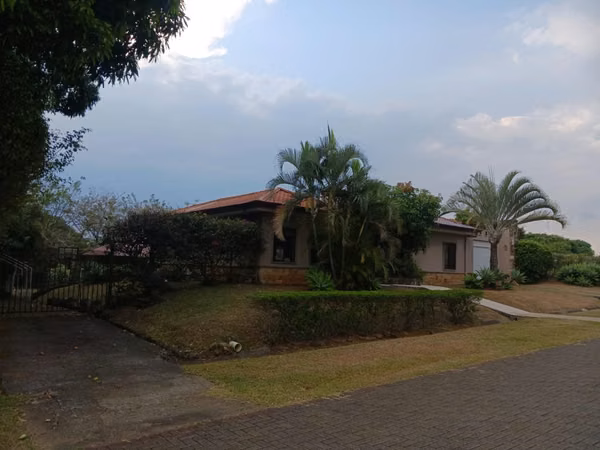 CASA CON AMPLIO TERRENO SE VENDE EN LA GUACIMA, ALAJUELA