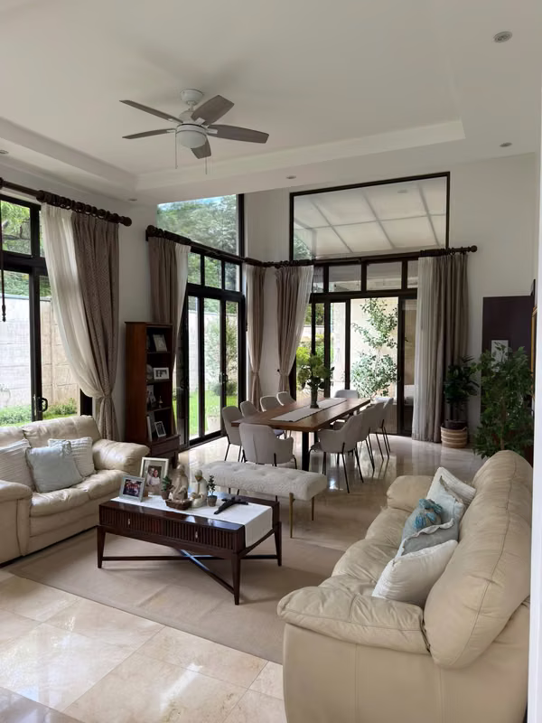 Casa de lujo en Hacienda del Sol Santa Ana con jardín privado y 5 habitaciones