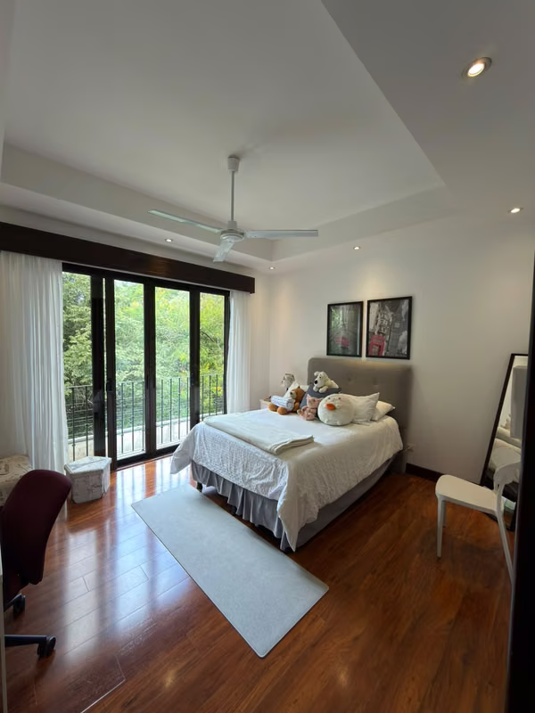 Casa de lujo en Hacienda del Sol Santa Ana con jardín privado y 5 habitaciones