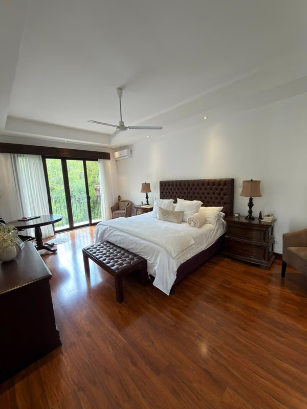 Casa de lujo en Hacienda del Sol Santa Ana con jardín privado y 5 habitaciones
