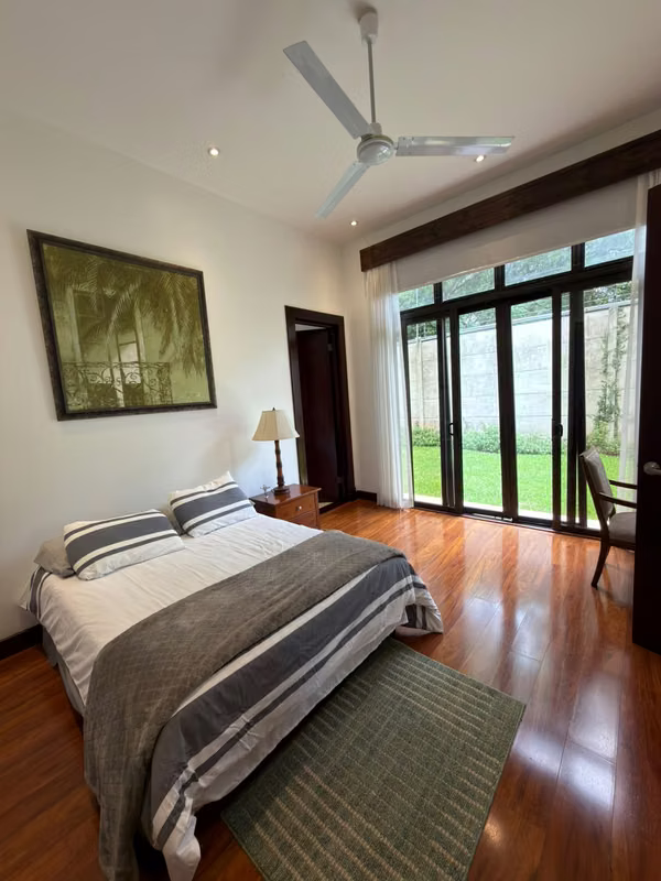 Casa de lujo en Hacienda del Sol Santa Ana con jardín privado y 5 habitaciones