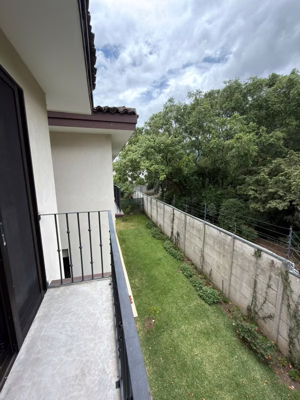 Casa de lujo en Hacienda del Sol Santa Ana con jardín privado y 5 habitaciones