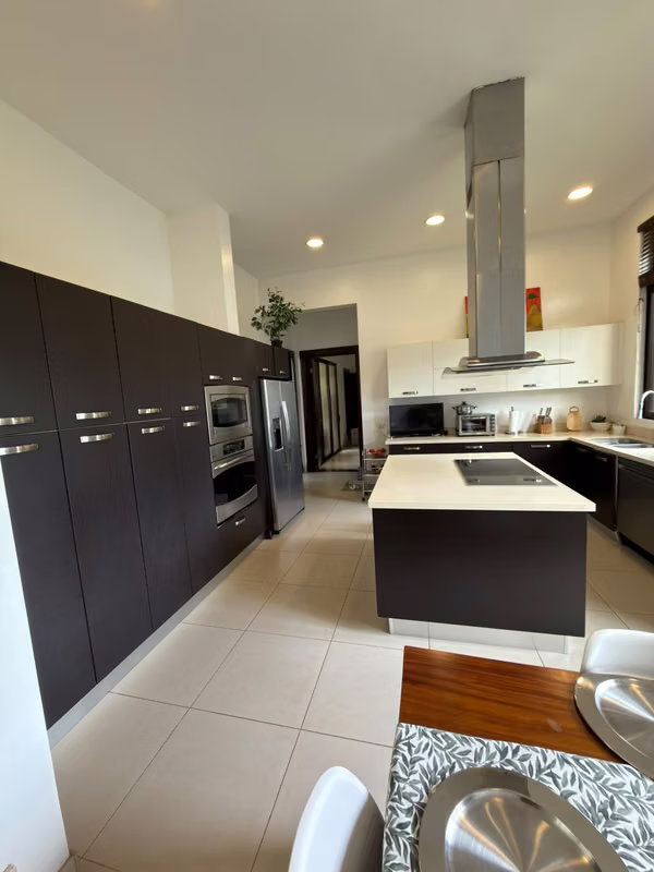 Casa de lujo en Hacienda del Sol Santa Ana con jardín privado y 5 habitaciones