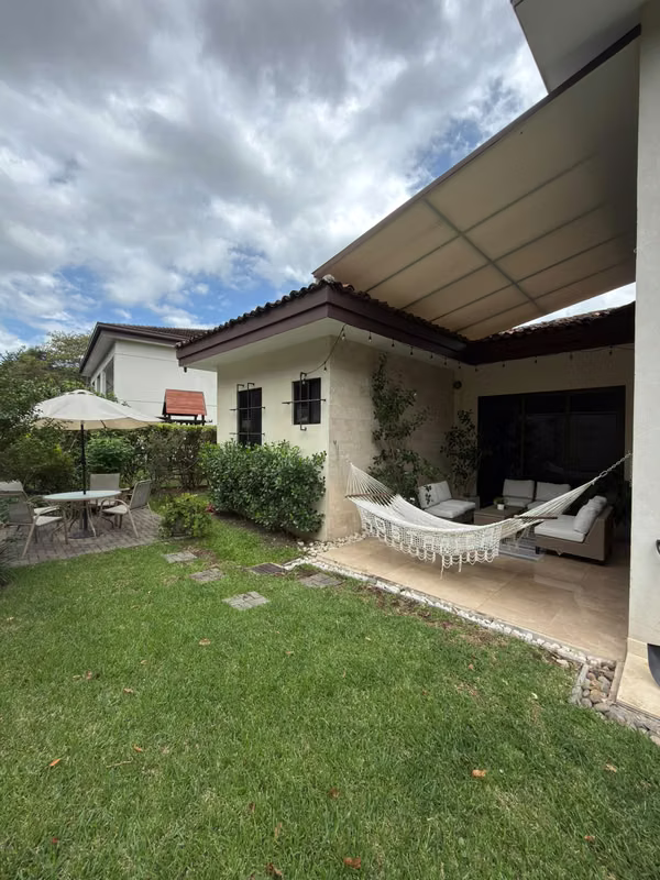 Casa de lujo en Hacienda del Sol Santa Ana con jardín privado y 5 habitaciones