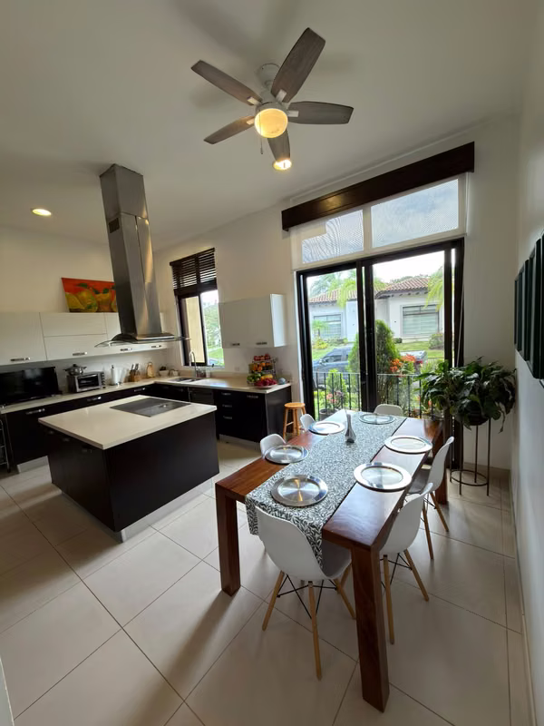 Casa de lujo en Hacienda del Sol Santa Ana con jardín privado y 5 habitaciones