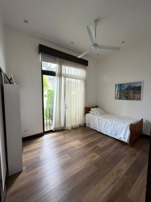 Casa de lujo en Hacienda del Sol Santa Ana con jardín privado y 5 habitaciones