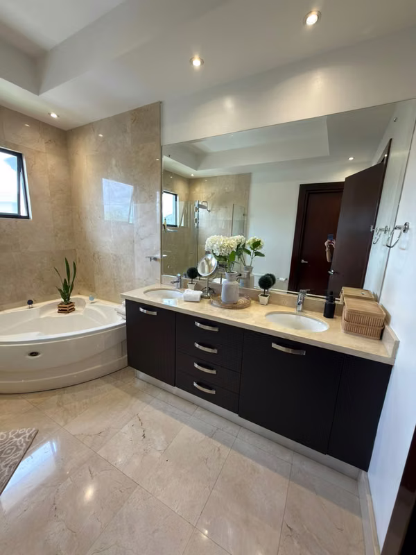 Casa de lujo en Hacienda del Sol Santa Ana con jardín privado y 5 habitaciones
