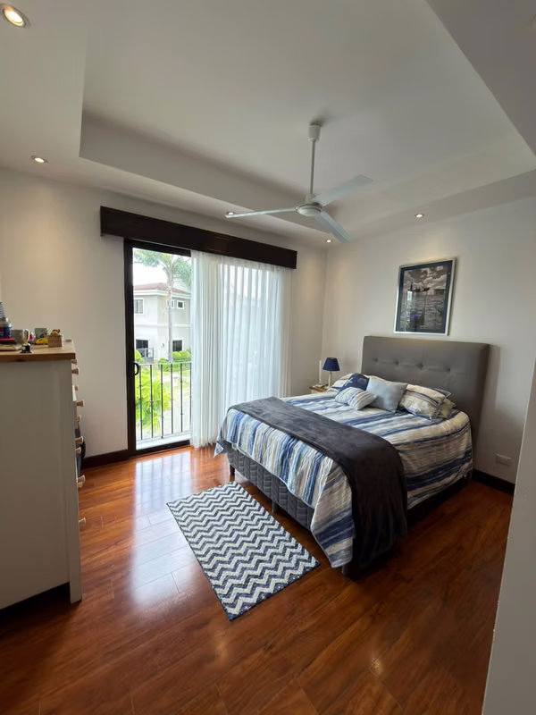 Casa de lujo en Hacienda del Sol Santa Ana con jardín privado y 5 habitaciones