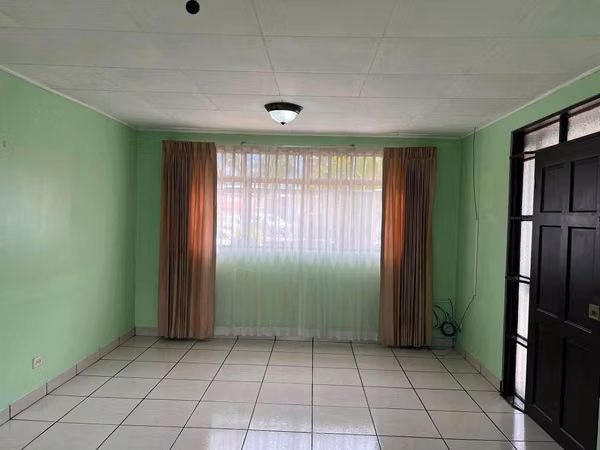 ALQUILER DE CASA EN SABANA OESTE DE UNA PLANTA CON LÍNEA BLANCA