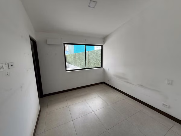 REMATE bancario en condominio La Quinta, Heredia.