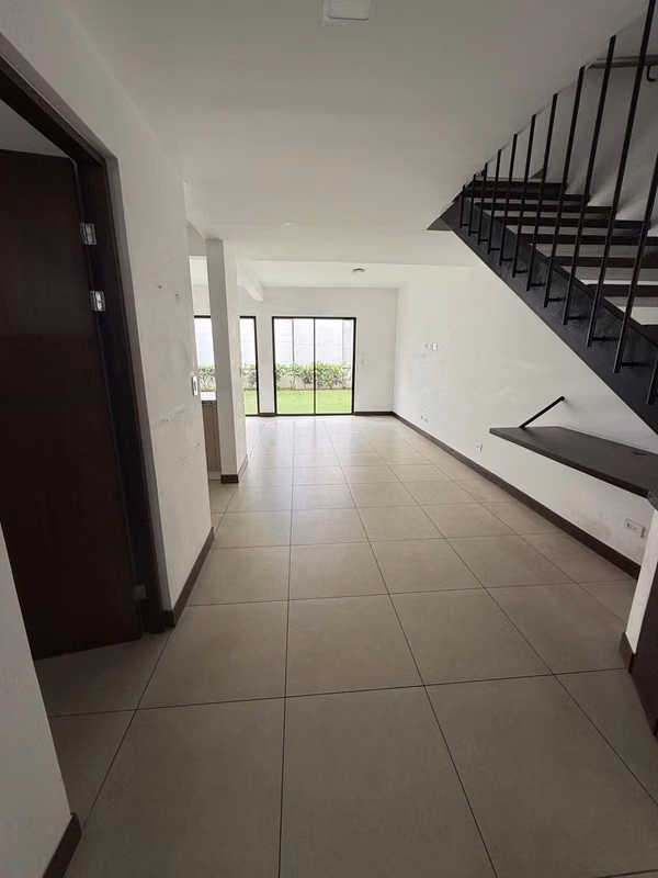REMATE bancario en condominio La Quinta, Heredia.