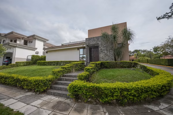 VENTA DE CASA DE 1 NIVEL CON 4 HABITACIONES EN BOSQUE DORADO, PIEDADES SANTA ANA