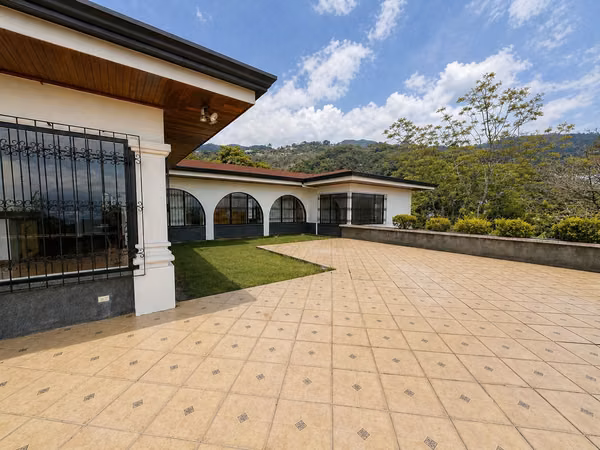 For rent: spacious detached house, one level + 2 apartments (MJ)