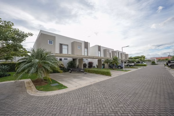 Venta Townhouse con línea blanca de 2 habitaciones en Lindora