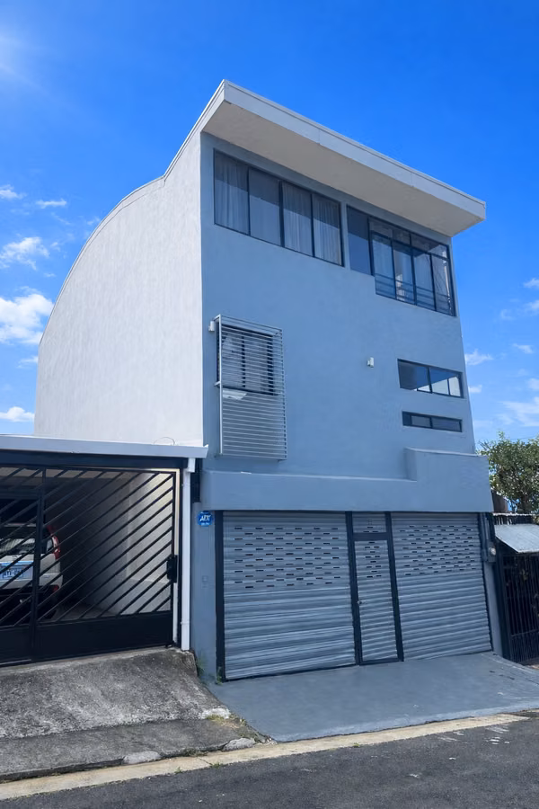 Apartamento Av. 65A Frente a Plaza Lincoln 2 Habitación incluye consumo de Agua y Electricidad.